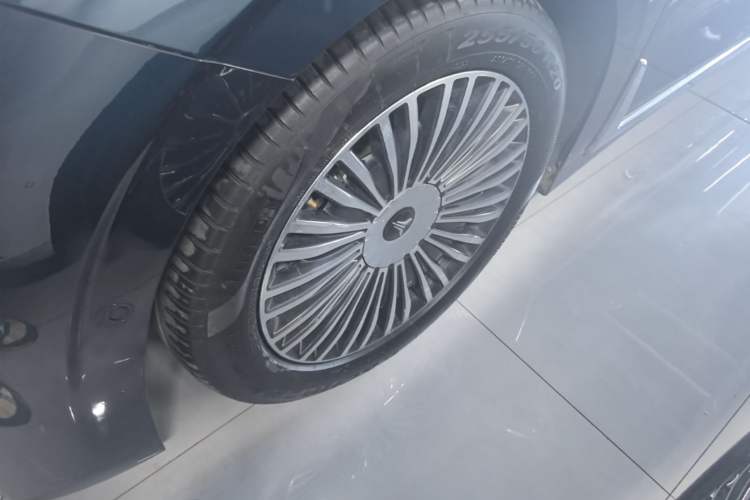Used VOYAH Dream 2025 PHEV Four-Wheel-Drive Flagship Kunpeng Edition Left Front Wheel Hub