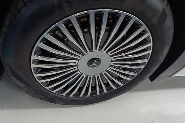 Used VOYAH Dream 2025 PHEV Four-Wheel-Drive Flagship Kunpeng Edition Left Front Wheel Hub