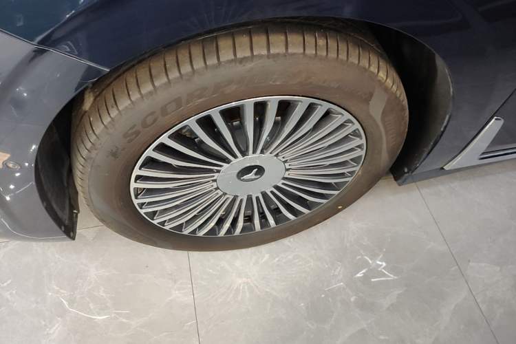 Used VOYAH Dream 2025 PHEV Four-Wheel-Drive Flagship Kunpeng Edition Left Front Wheel Hub
