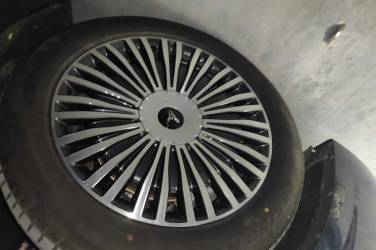 Used VOYAH Dream 2025 PHEV Four-Wheel-Drive Flagship Kunpeng Edition Left Front Wheel Hub