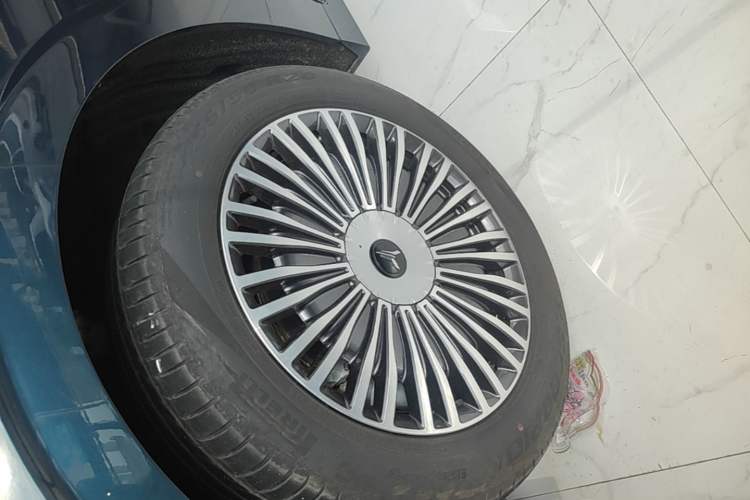 Used VOYAH Dream 2025 PHEV Four-Wheel-Drive Flagship Kunpeng Edition Left Front Wheel Hub