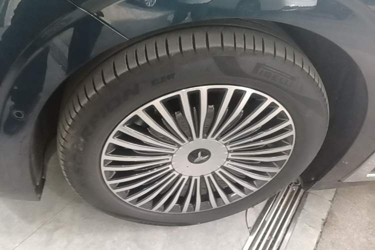 Used VOYAH Dream 2025 PHEV Four-Wheel Drive Prestige Qiankun Edition Left Front Wheel Hub