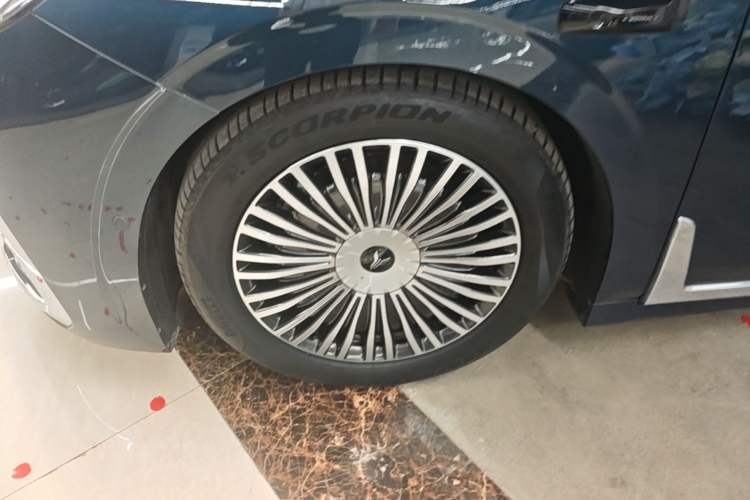 Used VOYAH Dream 2025 PHEV Four-Wheel-Drive Flagship Version – Qiankun Edition Left Front Wheel Hub