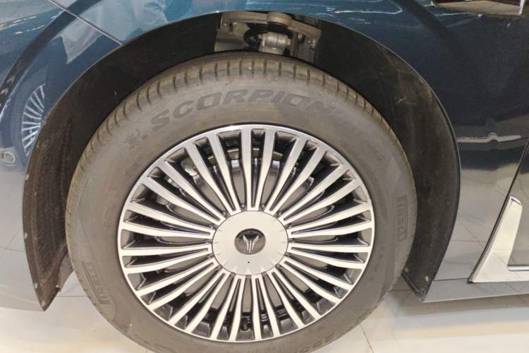 Used VOYAH Dream 2025 PHEV Four-Wheel Drive Prestige Qiankun Edition Left Front Wheel Hub