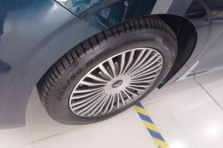 Used VOYAH Dream 2025 PHEV Four-Wheel-Drive Flagship Kunpeng Edition Left Front Wheel Hub