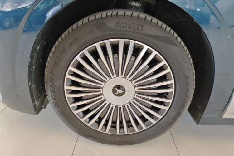 Used VOYAH Dream 2025 PHEV Four-Wheel-Drive Flagship Kunpeng Edition Left Front Wheel Hub