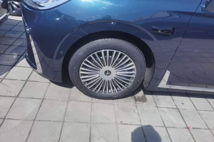 Used VOYAH Dream 2025 PHEV Four-Wheel Drive Prestige Qiankun Edition Left Front Wheel Hub