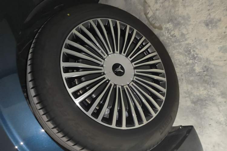 Used VOYAH Dream 2025 PHEV Four-Wheel-Drive Flagship Kunpeng Edition Left Front Wheel Hub