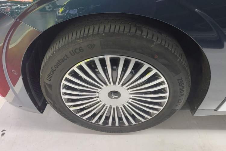 Used VOYAH Dream 2025 PHEV Four-Wheel Drive Prestige Kunpeng Edition Left Front Wheel Hub
