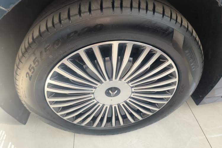 Used VOYAH Dream 2025 PHEV Four-Wheel-Drive Flagship Kunpeng Edition Left Front Wheel Hub
