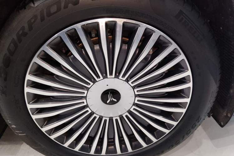 Used VOYAH Dream 2025 PHEV Four-Wheel-Drive Flagship Kunpeng Edition Left Front Wheel Hub