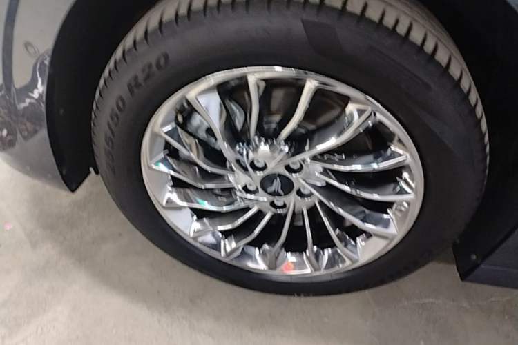 Used VOYAH Dream 2025 EV Four-Wheel Drive Flagship Kunpeng Edition Left Front Wheel Hub