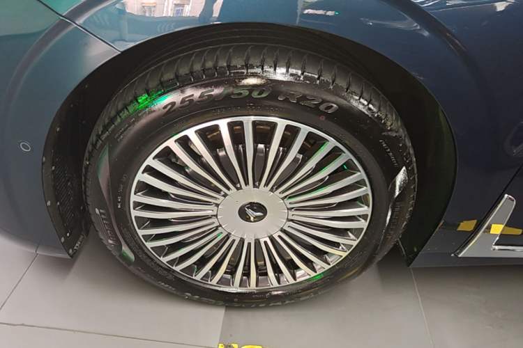 Used VOYAH Dream 2025 PHEV Four-Wheel-Drive Flagship Kunpeng Edition Left Front Wheel Hub