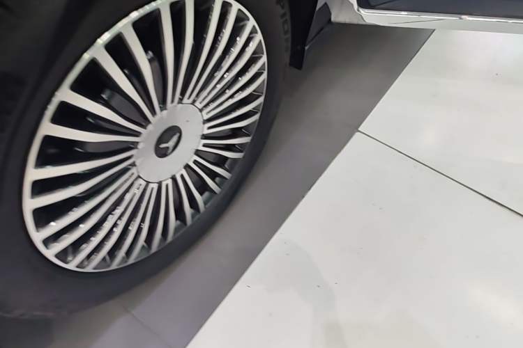 Used VOYAH Dream 2025 PHEV Four-Wheel-Drive Flagship Kunpeng Edition Left Front Wheel Hub