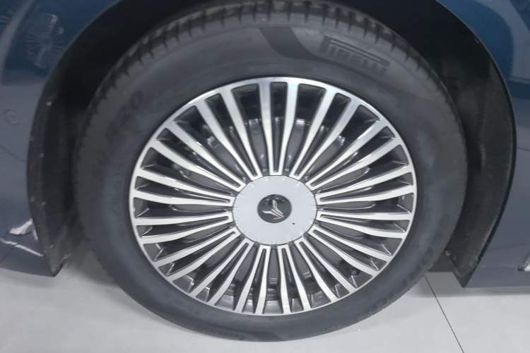 Used VOYAH Dream 2025 PHEV Four-Wheel-Drive Flagship Kunpeng Edition Left Front Wheel Hub