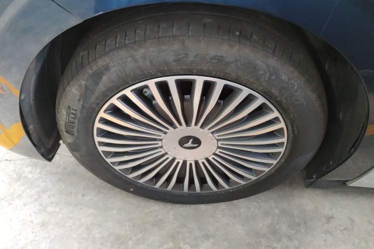Used VOYAH Dream 2025 PHEV Four-Wheel-Drive Flagship Kunpeng Edition Left Front Wheel Hub