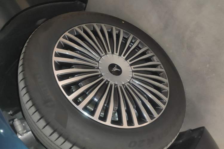 Used VOYAH Dream 2025 PHEV Four-Wheel-Drive Flagship Kunpeng Edition Left Front Wheel Hub
