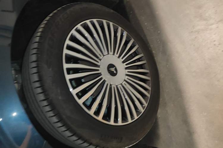 Used VOYAH Dream 2025 PHEV Four-Wheel-Drive Flagship Kunpeng Edition Left Front Wheel Hub