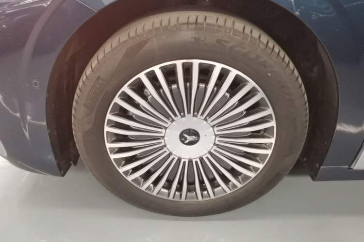 Used VOYAH Dream 2025 PHEV Four-Wheel Drive Prestige Qiankun Edition Left Front Wheel Hub