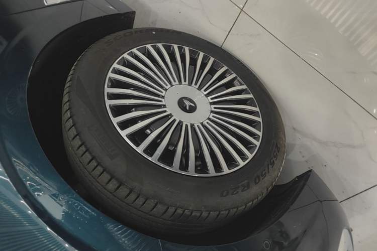 Used VOYAH Dream 2025 PHEV Four-Wheel Drive Excellence Qiankun Edition Left Front Wheel Hub