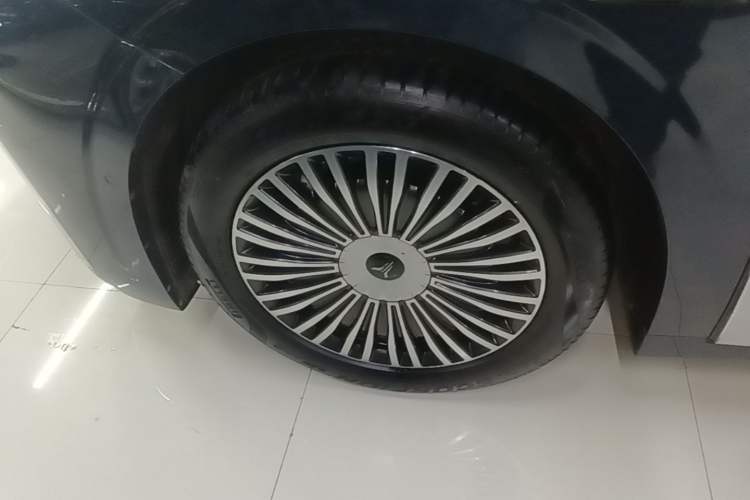 Used VOYAH Dream 2025 PHEV Four-Wheel Drive Prestige Qiankun Edition Left Front Wheel Hub