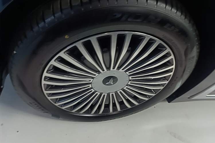 Used VOYAH Dream 2025 PHEV Four-Wheel-Drive Flagship Kunpeng Edition Left Front Wheel Hub