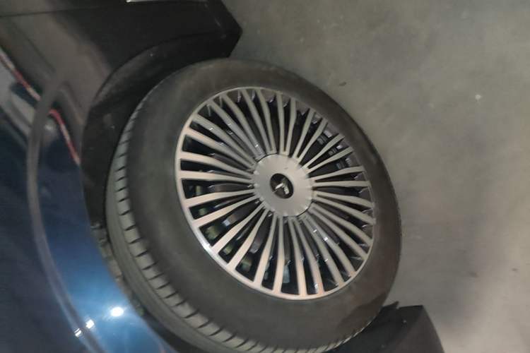 Used VOYAH Dream 2025 PHEV Four-Wheel-Drive Flagship Kunpeng Edition Left Front Wheel Hub