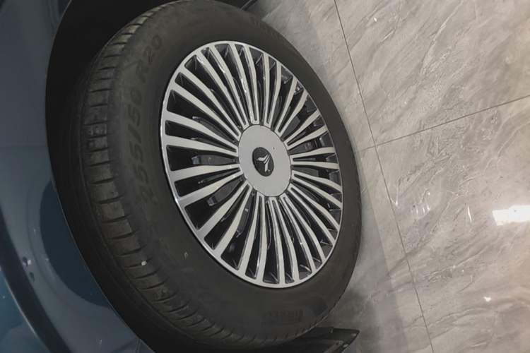 Used VOYAH Dream 2025 PHEV Four-Wheel Drive Prestige Qiankun Edition Left Front Wheel Hub