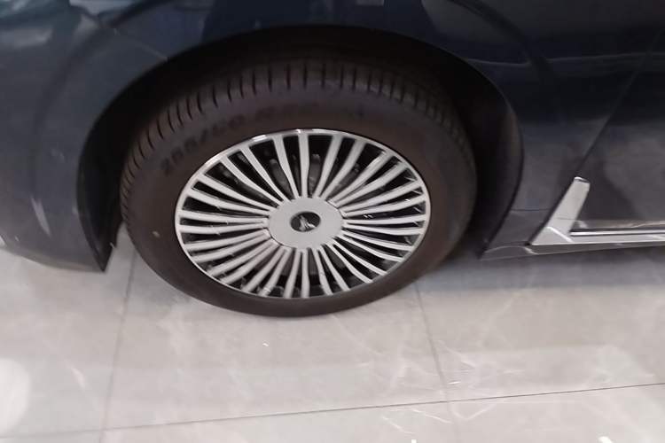 Used VOYAH Dream 2025 PHEV Four-Wheel-Drive Flagship Kunpeng Edition Left Front Wheel Hub