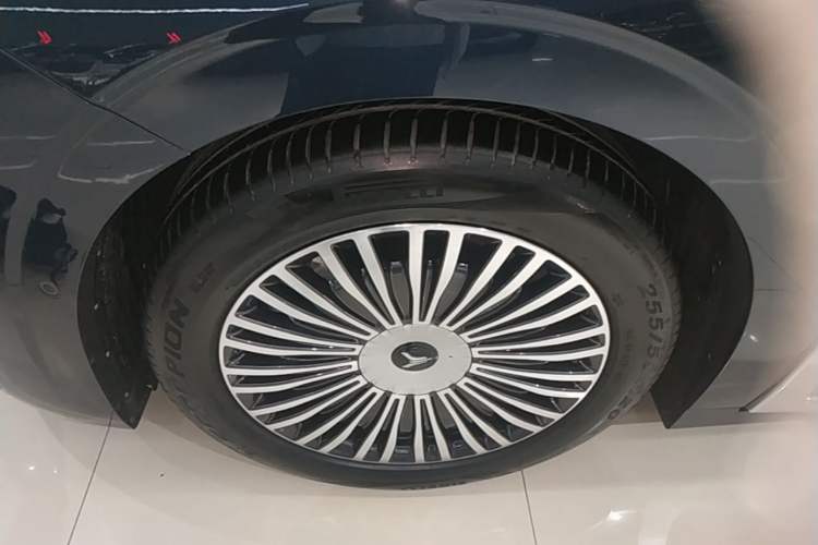 Used VOYAH Dream 2025 PHEV Four-Wheel-Drive Flagship Kunpeng Edition Left Front Wheel Hub