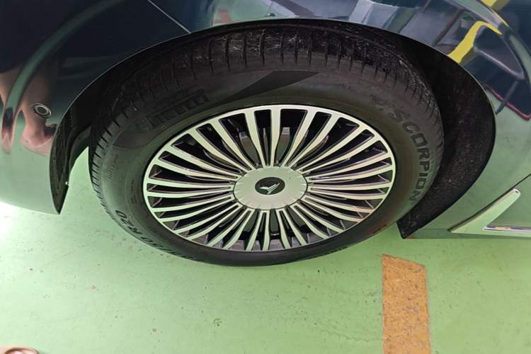 Used VOYAH Dream 2025 PHEV Four-Wheel Drive Prestige Kunpeng Edition Left Front Wheel Hub