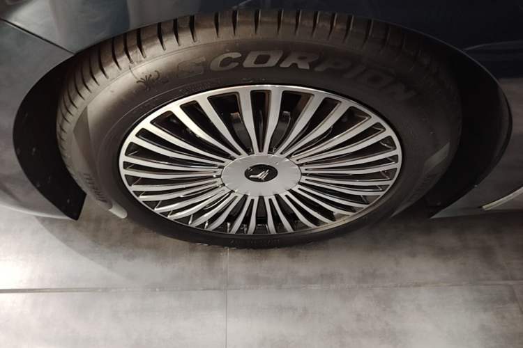 Used VOYAH Dream 2025 PHEV Four-Wheel-Drive Flagship Kunpeng Edition Left Front Wheel Hub