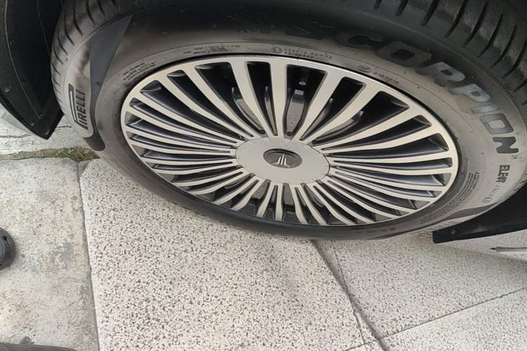 Used VOYAH Dream 2025 PHEV Four-Wheel-Drive Flagship Version – Qiankun Edition Left Front Wheel Hub