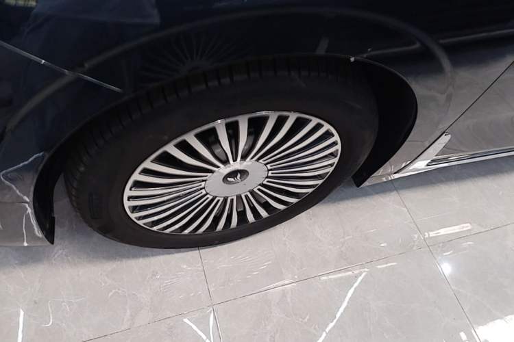 Used VOYAH Dream 2025 PHEV Four-Wheel-Drive Flagship Kunpeng Edition Left Front Wheel Hub