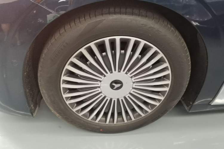 Used VOYAH Dream 2025 PHEV Four-Wheel-Drive Flagship Version – Qiankun Edition Left Front Wheel Hub