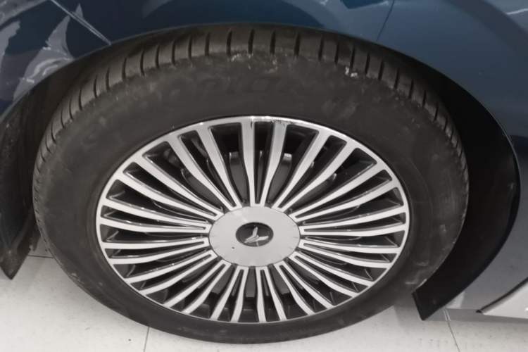 Used VOYAH Dream 2025 PHEV Four-Wheel-Drive Flagship Kunpeng Edition Left Front Wheel Hub