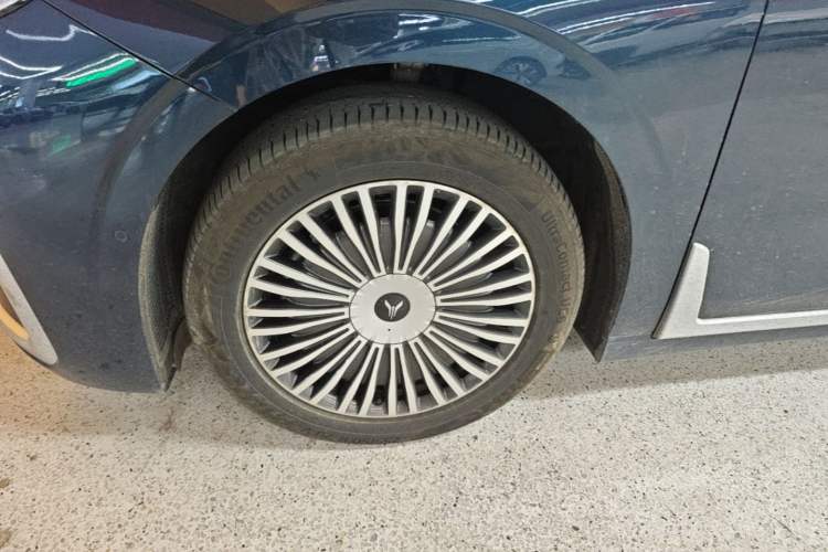 Used VOYAH Dream 2025 PHEV Four-Wheel Drive Prestige Kunpeng Edition Left Front Wheel Hub