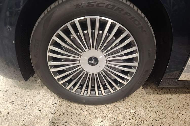 Used VOYAH Dream 2025 PHEV Four-Wheel Drive Prestige Kunpeng Edition Left Front Wheel Hub