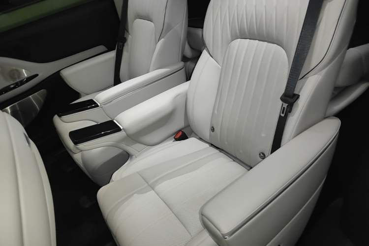 Used VOYAH Dream 2025 PHEV Four-Wheel-Drive Flagship Kunpeng Edition Left Rear Seat