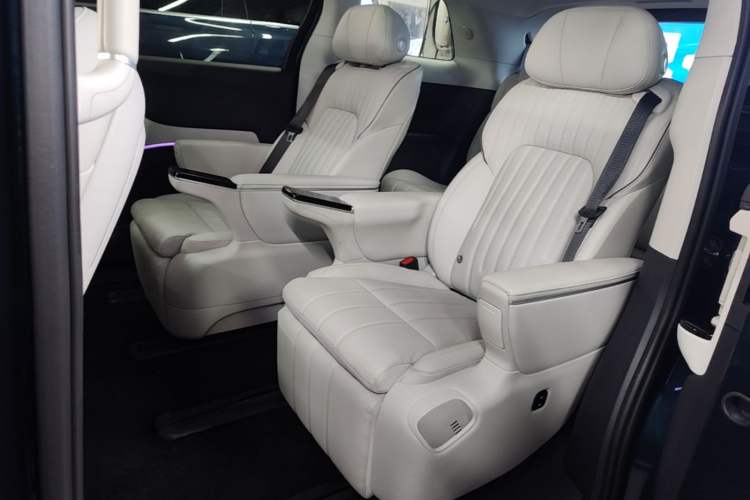 Used VOYAH Dream 2025 PHEV Four-Wheel-Drive Flagship Kunpeng Edition Left Rear Seat