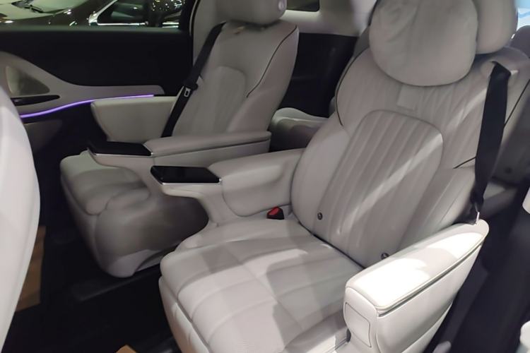 Used VOYAH Dream 2025 PHEV Four-Wheel-Drive Flagship Version – Qiankun Edition Left Rear Seat
