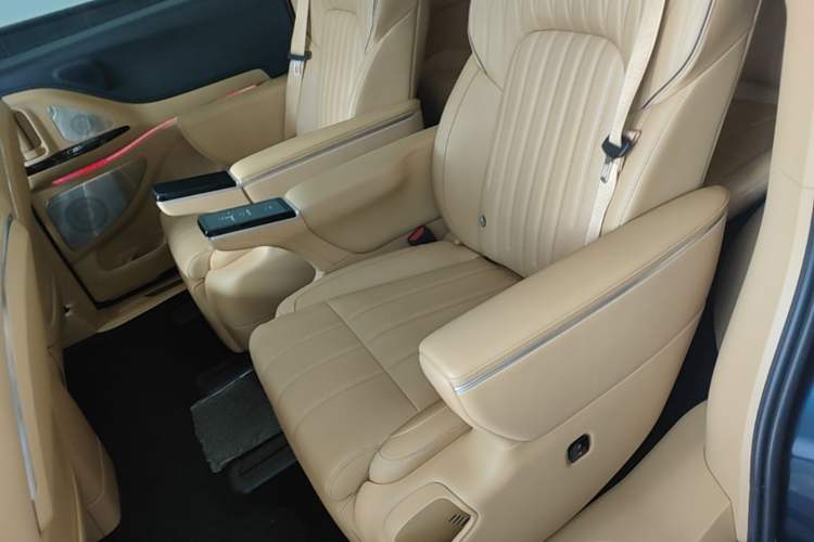 Used VOYAH Dream 2025 PHEV Four-Wheel-Drive Flagship Kunpeng Edition Left Rear Seat