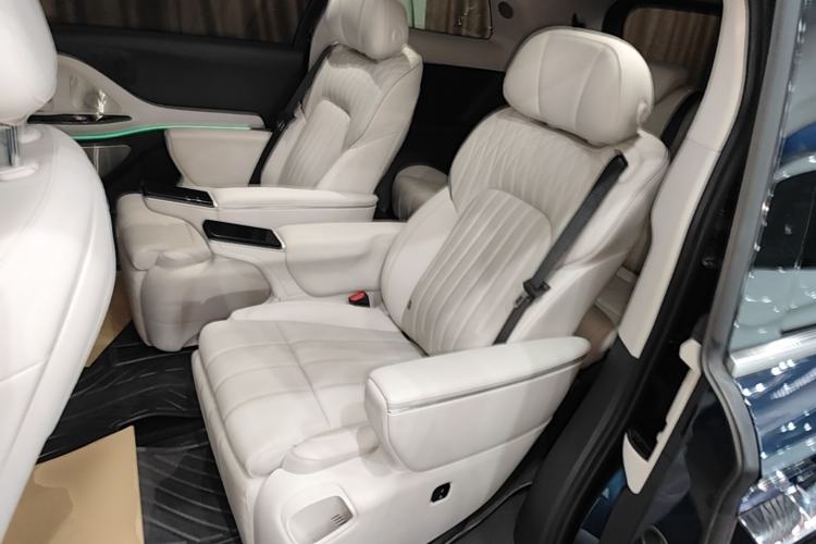 Used VOYAH Dream 2025 PHEV Four-Wheel-Drive Flagship Kunpeng Edition Left Rear Seat