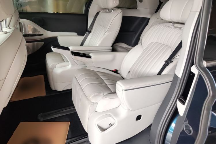 Used VOYAH Dream 2025 PHEV Four-Wheel-Drive Flagship Kunpeng Edition Left Rear Seat