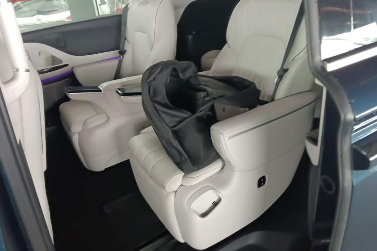 Used VOYAH Dream 2025 PHEV Four-Wheel-Drive Flagship Kunpeng Edition Left Rear Seat