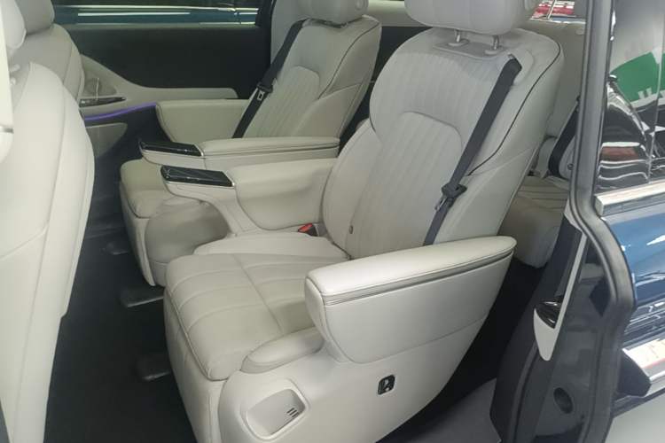 Used VOYAH Dream 2025 PHEV Four-Wheel-Drive Flagship Kunpeng Edition Left Rear Seat