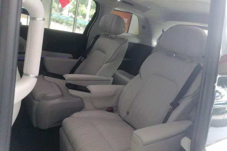 Used VOYAH Dream 2025 PHEV Four-Wheel-Drive Flagship Version – Qiankun Edition Left Rear Seat