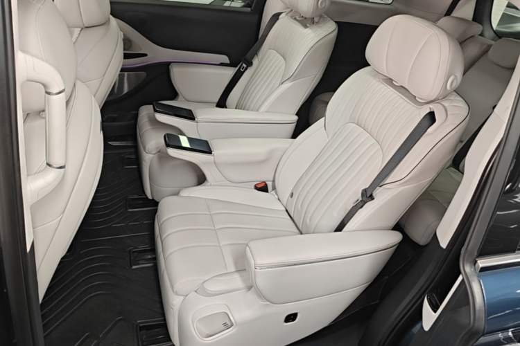 Used VOYAH Dream 2025 PHEV Four-Wheel-Drive Flagship Kunpeng Edition Left Rear Seat