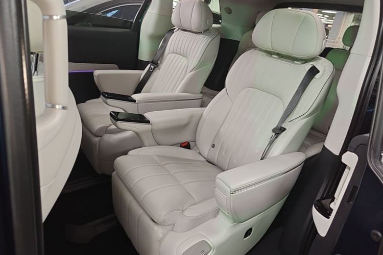 Used VOYAH Dream 2025 PHEV Four-Wheel-Drive Flagship Kunpeng Edition Left Rear Seat