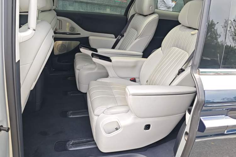 Used VOYAH Dream 2025 PHEV Four-Wheel-Drive Flagship Version – Qiankun Edition Left Rear Seat